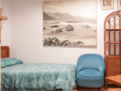 Se alquila habitación en piso de 4 dormitorios en Lista, Madrid
