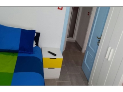 Se alquila habitación en piso de 4 habitaciones en Moscardó, Madrid