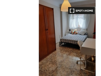Se alquila habitación en piso de 4 habitaciones en Zaragoza