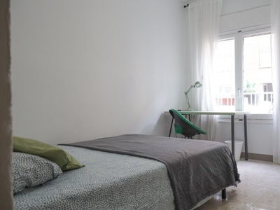 Se alquila habitación en piso de 5 habitaciones en Madrid