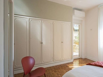 Se alquila habitación en piso de 6 habitaciones en Madrid