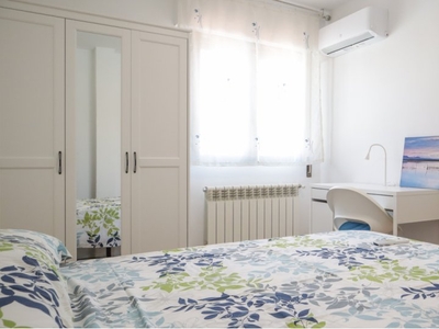 Se alquila habitación en piso de 9 habitaciones en Numancia, Madrid