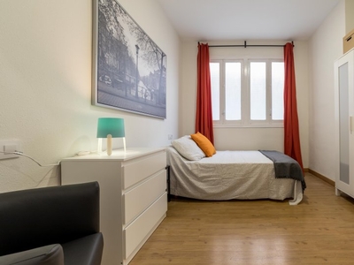 Se alquilan habitaciones en apartamento de 6 habitaciones en Extramurs, Valencia