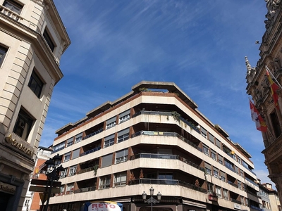 Venta de piso en Centro - Palencia de 3 habitaciones con terraza y garaje