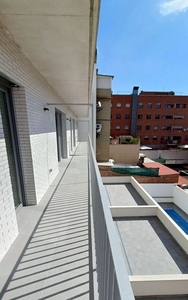 Venta de piso nuevo en calle Canelones de 3 habitaciones con piscina y ascensor
