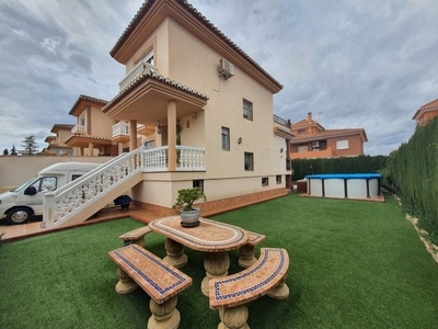 Venta Casa pareada en Calle Cigüeña Vegas del Genil. Buen estado plaza de aparcamiento con terraza calefacción individual 233 m²
