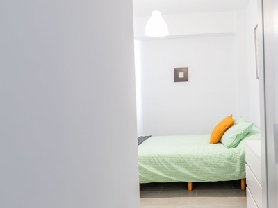 Acogedora habitación en un apartamento de 4 dormitorios en Poblats Marítims