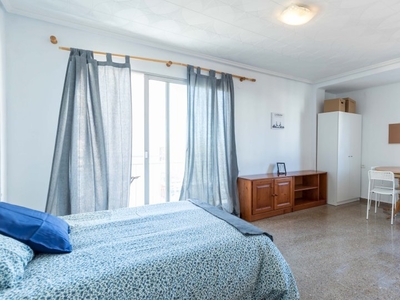 Amplia habitación en apartamento de 5 dormitorios en Rascanya, Valencia