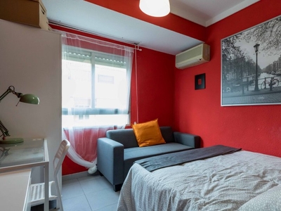 Colorida habitación en alquiler, apartamento de 4 dormitorios, Quatre Carreres.