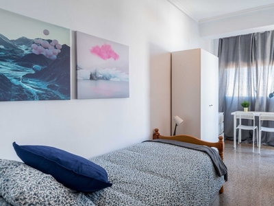 Habitación luminosa en apartamento de 5 dormitorios en Rascanya, Valencia