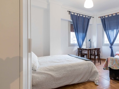 Habitación luminosa para alquilar en apartamento de 4 dormitorios en Camins al Grau