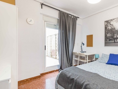 Se alquila habitación adosada en piso de 9 habitaciones en Mestalla