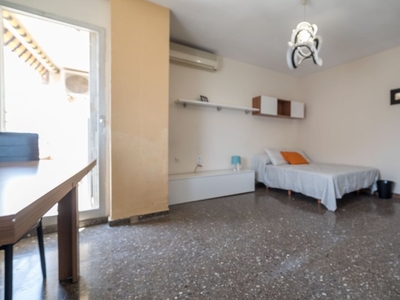 Se alquila habitación en apartamento de 4 dormitorios en Campanar, Valencia.