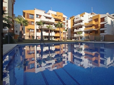 Ático en venta en urbanización Punta Prima de 3 habitaciones con terraza y piscina