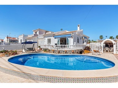 Amplia Villa con gran parcela y piscina privada en Torrevieja