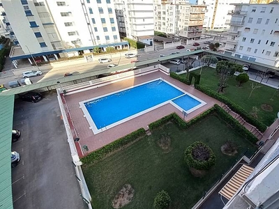 Apartamento con piscina alquiler 240 m de la playa