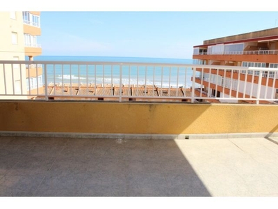 APARTAMENTO SEMINUEVO CON BUENAS VISTAS AL MAR Y GRAN TERRAZA