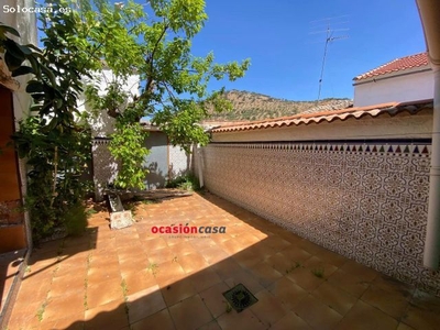 CASA CON PATIO A LA VENTA