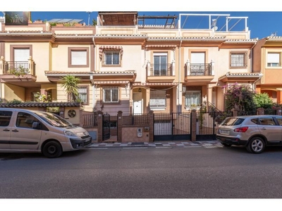 CASA EN PLENO CENTRO DE ARMILLA,JUNTO METROPOLITANO.