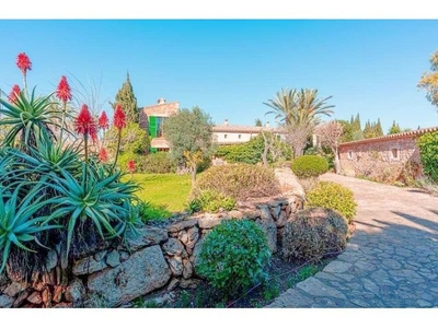 Encantadora villa con piscina, con gran jardín a pocos minutos de Portopetro