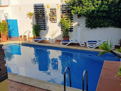 Gran adosado con piscina privada en zona tranquila