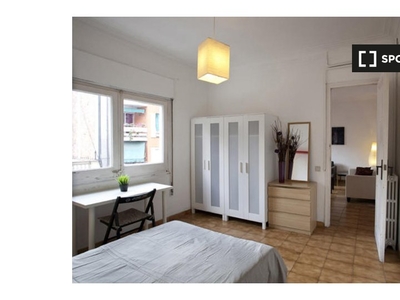 Habitación luminosa en apartamento de 5 dormitorios en Gracia, Barcelona.