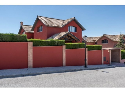 LUJOSO CHALET EN LA EXCLUSIVA URBANIZACIÓN CAÑADAS DEL PARQUE