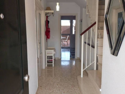 Venta Casa adosada en Calle Cura Diamantino 1 Dos Hermanas. Muy buen estado plaza de aparcamiento 164 m²