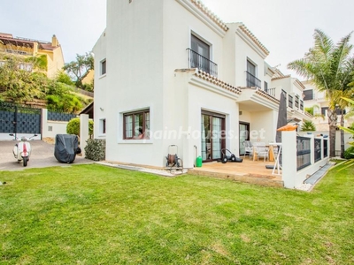 Chalet pareado en venta en Elviria, Marbella