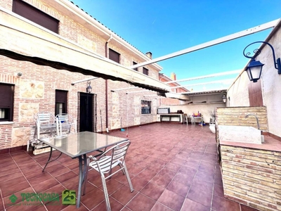 Venta Casa adosada en C. los Nardos 4 Ocaña. Nueva plaza de aparcamiento con terraza calefacción central 394 m²