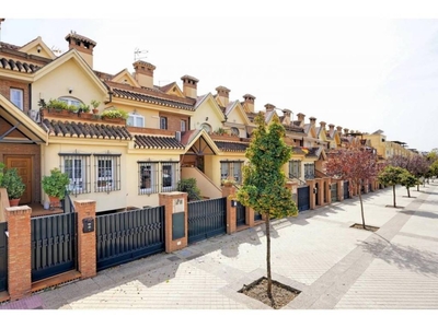 Venta Casa adosada en Calle carmen de burgos Granada. Buen estado con terraza 190 m²