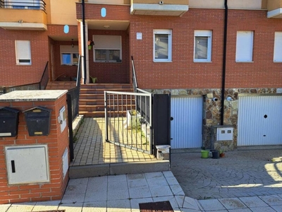 Venta Casa adosada Villasabariego. 196 m²