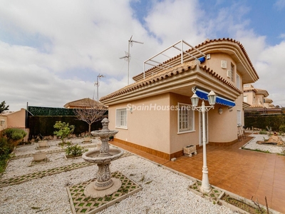 Villa en venta en Punta Prima, Torrevieja