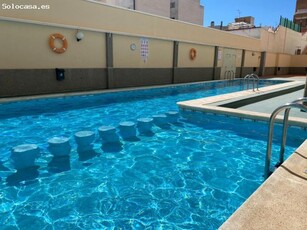 LUMINOSO APARTAMENTO EN EL CENTRO TORREVIEJA CON PISCINA.