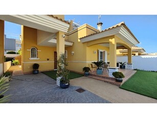 Villa independiente exclusiva con gran parcela y piscina en La Zenia
