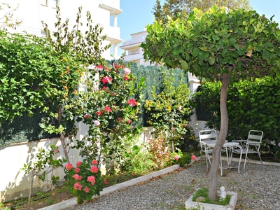 Disfruta de un jardín de 41m2 en la plaza Remos de La Carihuela