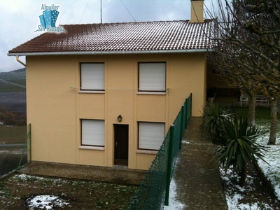 Se vende Casa con terreno en Treviño.