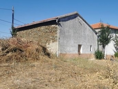 Urbis te ofrece una casa con terreno en venta en Robleda, Salamanca.