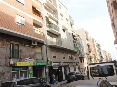 vivienda de tres dormitorios para reformar en plaza de barcelona