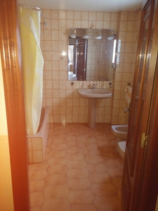 Vivienda muy amplia en CAudete, 123 m2, con 4 dormitorios, 2 baños, posibilidad de cochera independiente por 20.000 €