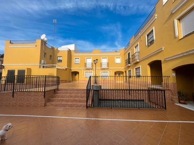 Alquiler casa pareada en calle compositor manuel garcía 4 casa pareada con 3 habitaciones amueblada con parking, calefacción y aire acondicionado en Alcalá de Guadaira