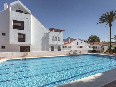 Ático con 2 habitaciones con parking, piscina y aire acondicionado en Marbella