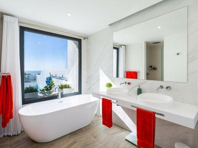 Casa adosada con 3 habitaciones amueblada con parking, piscina, aire acondicionado, jardín y vistas al mar en Marbella