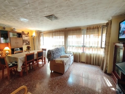 Casa adosada con 4 habitaciones con parking y calefacción en Alzira
