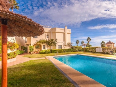 Casa adosada gran casa junto al campo de golf de La Quinta en Benahavís