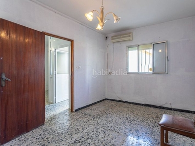 Casa se vende casa de esquina 124 m2 5 dormitorios , un baño con patio y solarium en cubierta en Sevilla