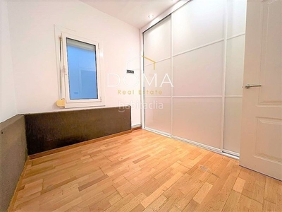 Piso en venta , con 64 m2, 2 habitaciones y 1 baños, ascensor, aire acondicionado y calefacción radiadores. en Barcelona