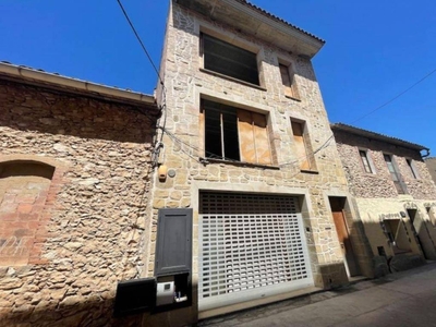 Venta Casa adosada en Calle del Doctor Ramon Margalef Tivissa. Buen estado 305 m²