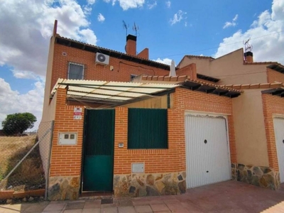 Venta Casa adosada en Calle del Mariscal Cabañas de Yepes. Buen estado plaza de aparcamiento 203 m²