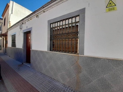 Venta Casa unifamiliar en Calle Manzanilla Dos Hermanas. A reformar 145 m²
